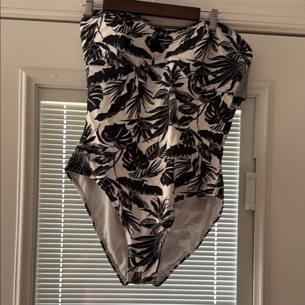 Black and White Leaf Print Swimsuit
